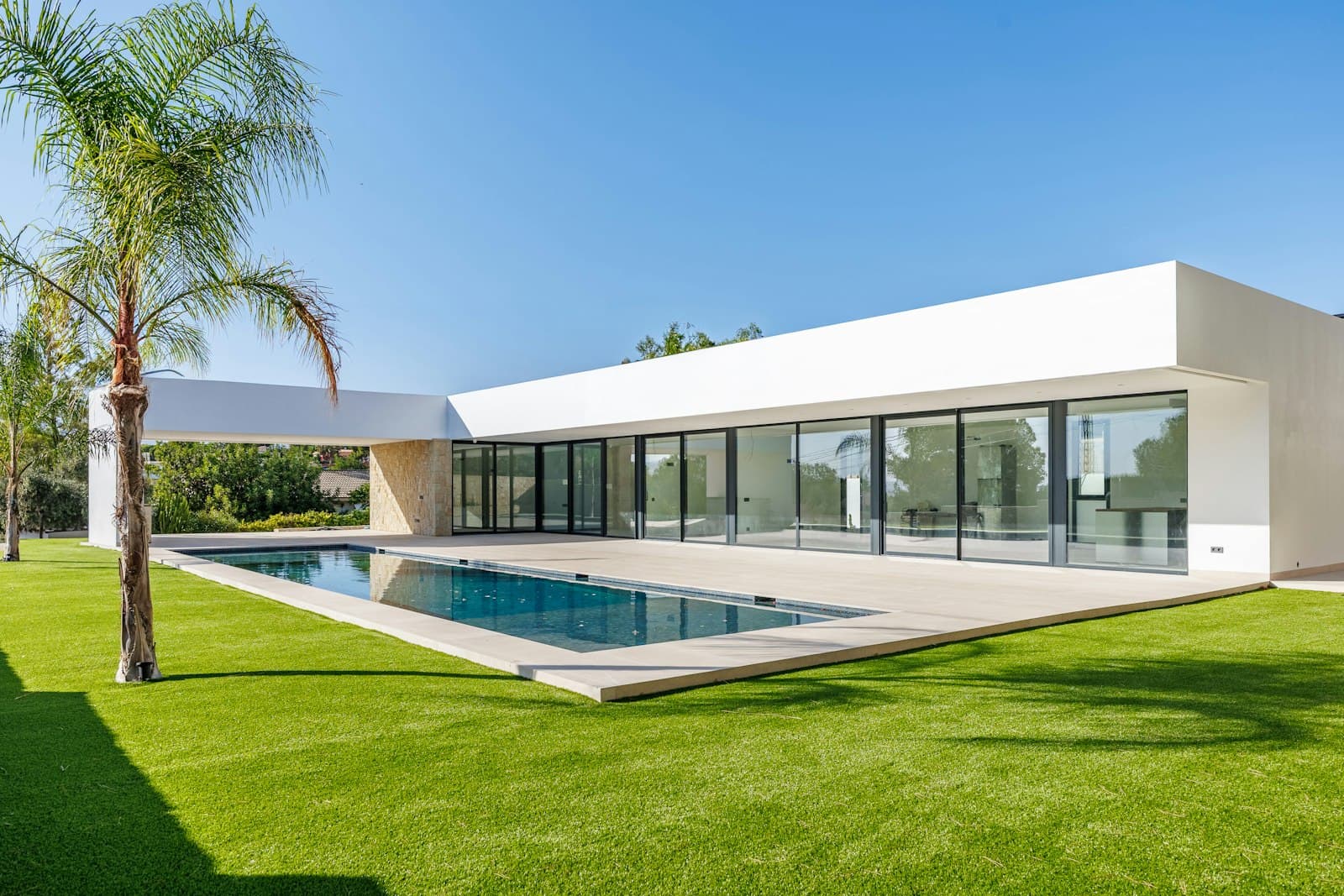 Chalet moderno de obra nueva con piscina y jardín