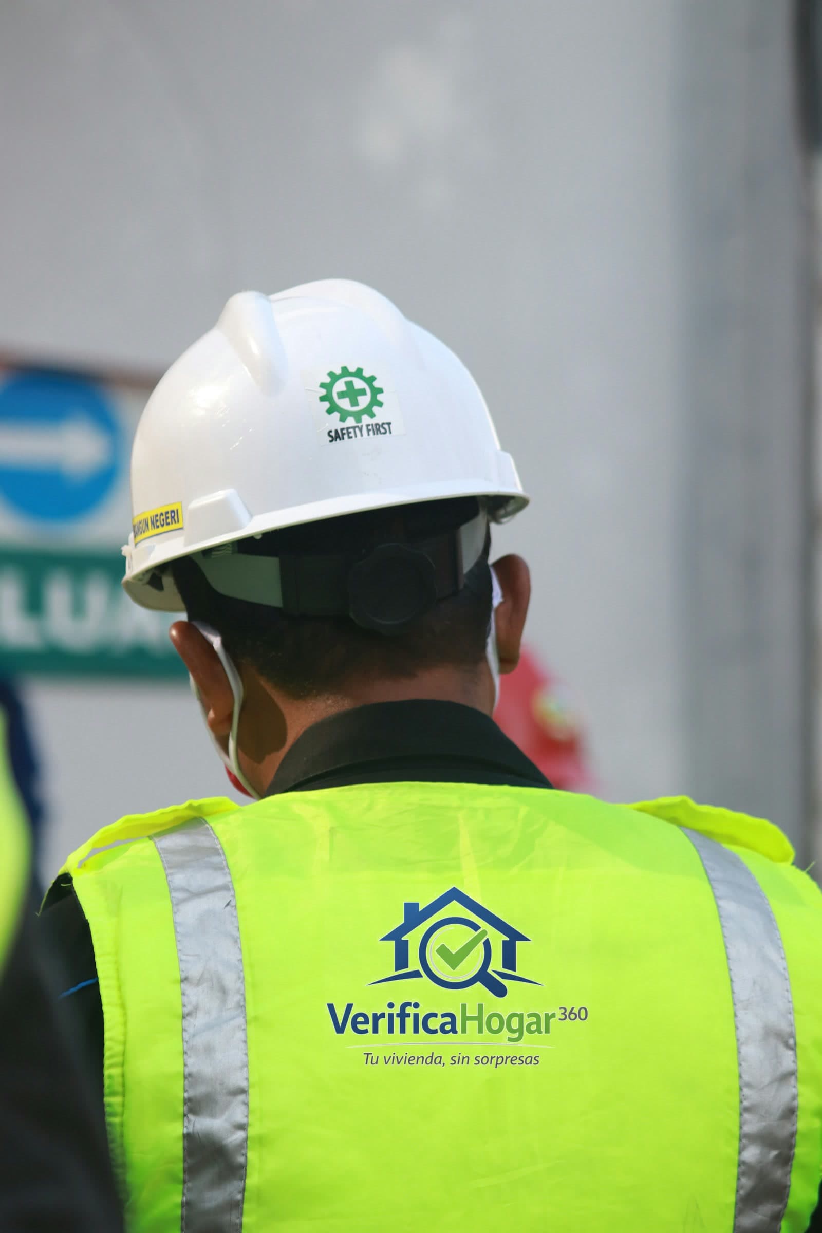 Home inspector de VerificaHogar360 con chaleco reflectante revisando una vivienda