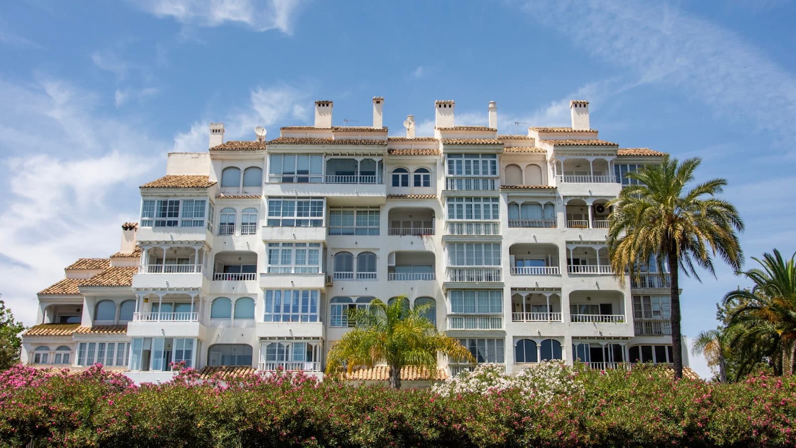 Fachada de un edificio de apartamentos con terrazas