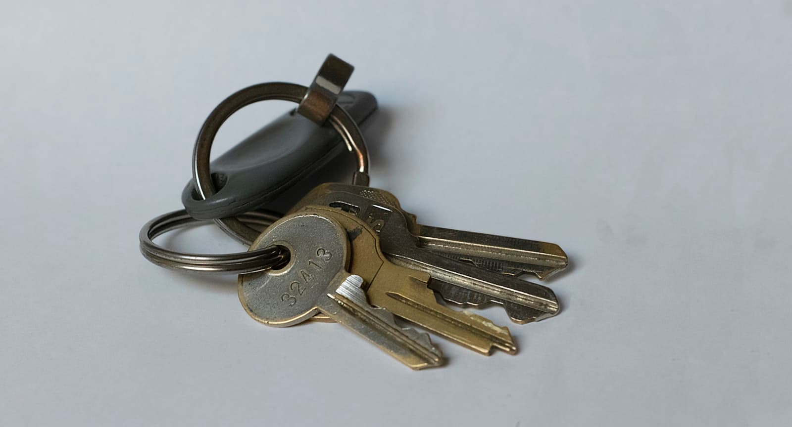 Llaves de una vivienda sobre una mesa junto al informe de inspección
