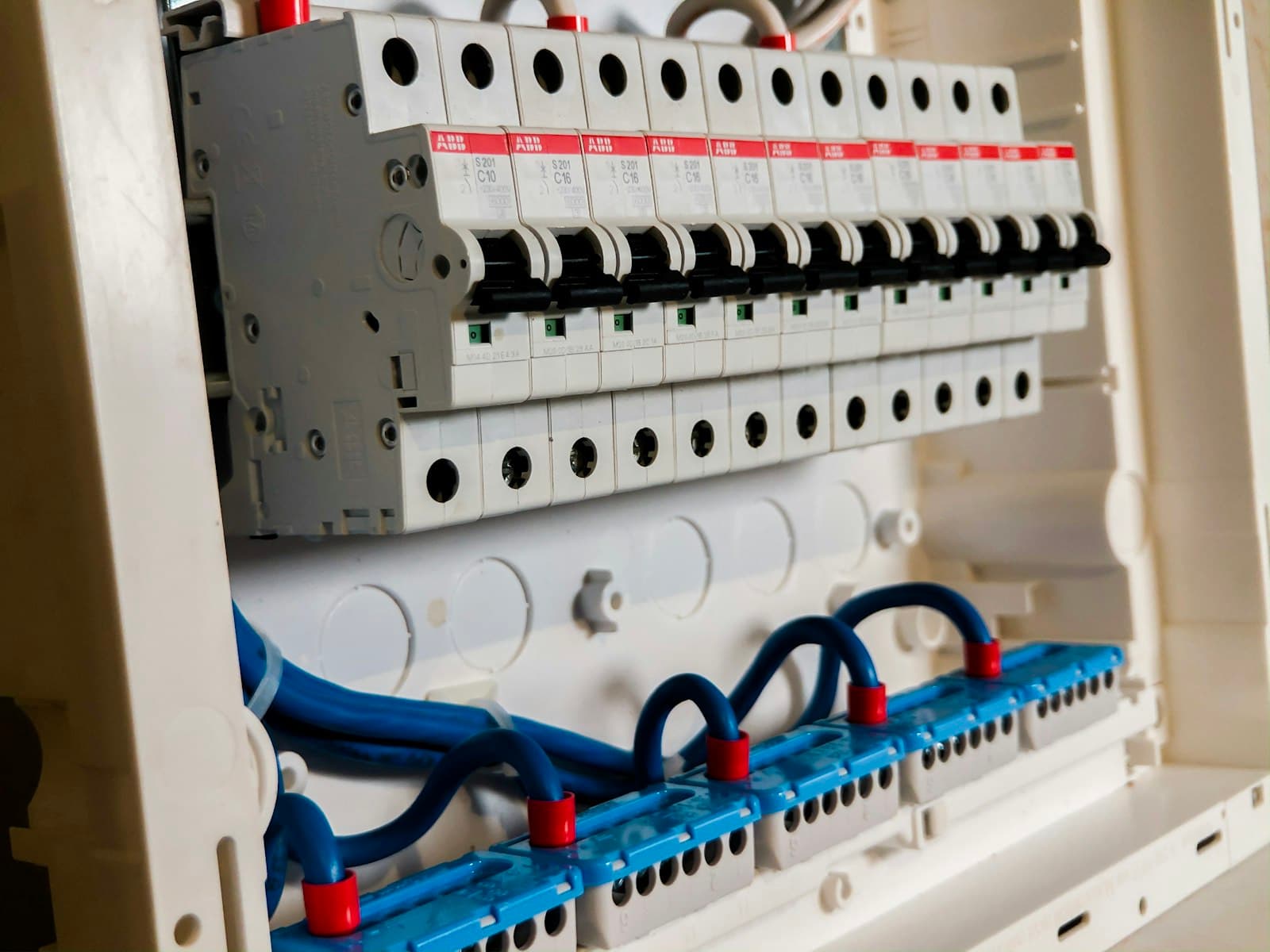 Cuadro eléctrico antiguo de una vivienda