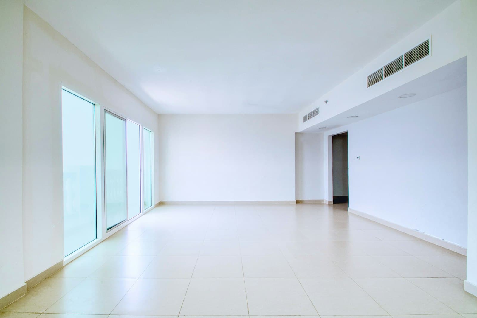 Salón luminoso de una vivienda vacía antes de la compra